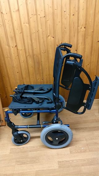 Silla de ruedas y cojín antiulceras