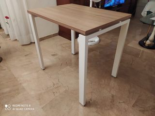 Mesa madera y acero y sillas.