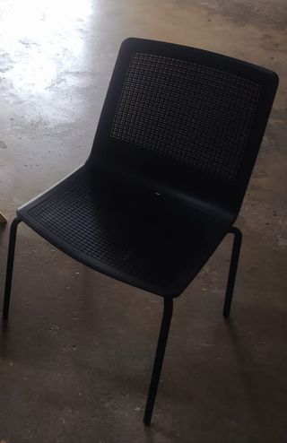 Mesa madera y acero y sillas.