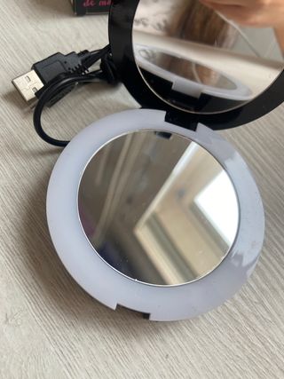 bateria externa con espejo de maquillaje