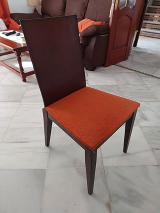 Sillas tapizadas en madera