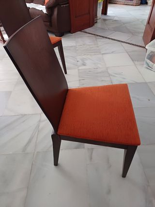 Sillas tapizadas en madera