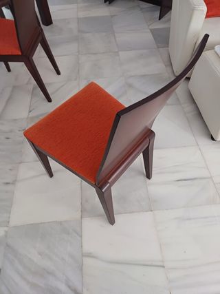 Sillas tapizadas en madera