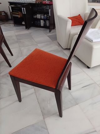 Sillas tapizadas en madera