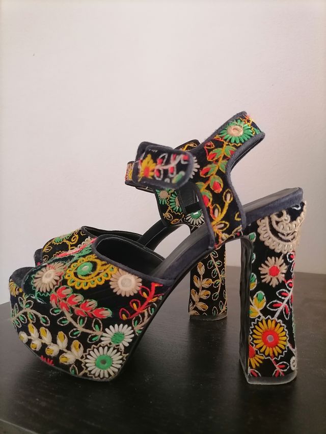 Sandali gestite con plateau firmate