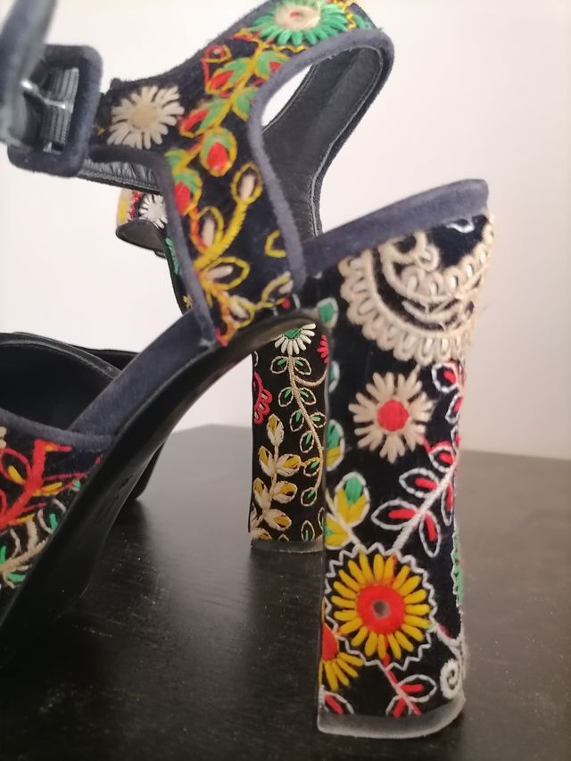 Sandali gestite con plateau firmate