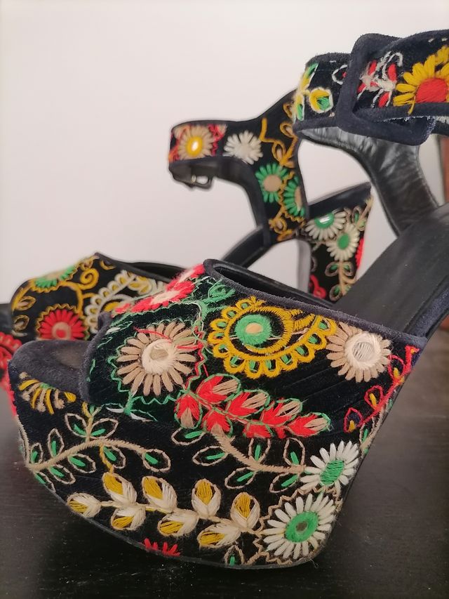 Sandali gestite con plateau firmate