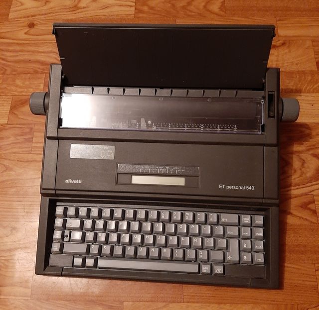 Máquina de escribir eléctrica OLIVETTI