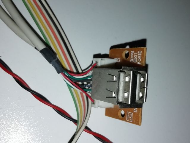 Puertos USB y botonera frontal