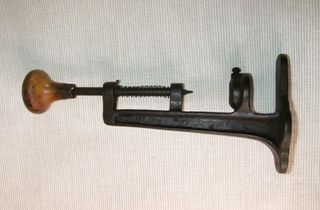 ANTIGUA MÁQUINA PARA QUITAR HUESOS ACEITUNAS