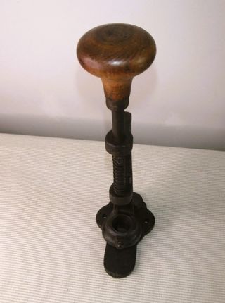 ANTIGUA MÁQUINA PARA QUITAR HUESOS ACEITUNAS