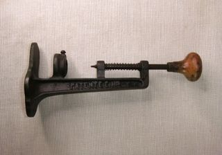 ANTIGUA MÁQUINA PARA QUITAR HUESOS ACEITUNAS