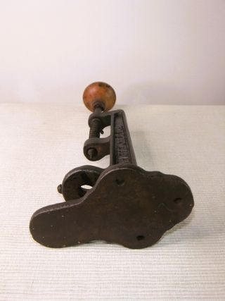 ANTIGUA MÁQUINA PARA QUITAR HUESOS ACEITUNAS