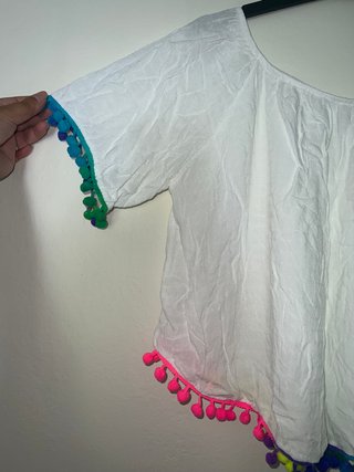top blanco con pompones de colores L/XL