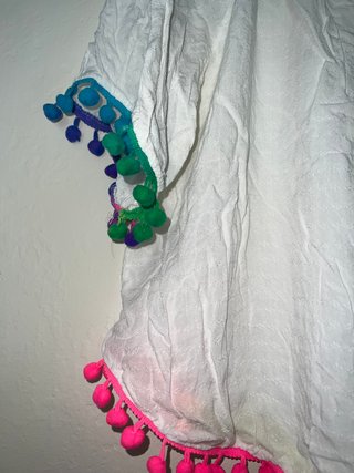 top blanco con pompones de colores L/XL