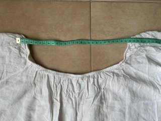 top blanco con pompones de colores L/XL