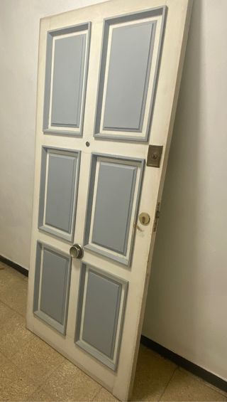 Puerta de madera maciza