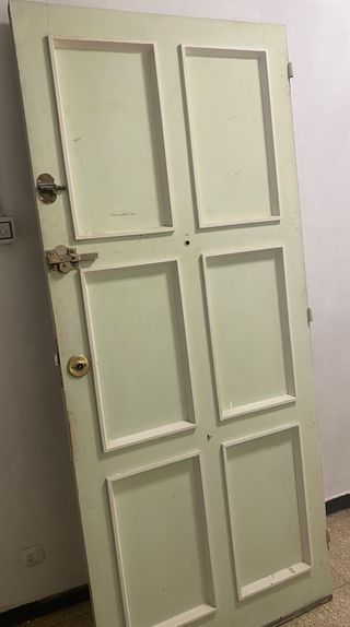 Puerta de madera maciza