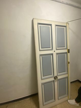 Puerta de madera maciza