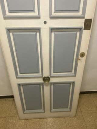 Puerta de madera maciza