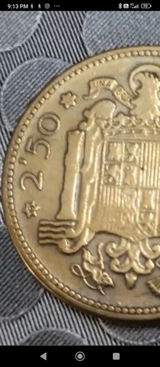 Moneda antigua tres diferentes