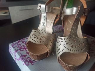 Sandalias de tacón doradas Talla 36