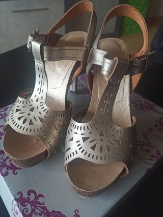 Sandalias de tacón doradas Talla 36