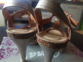 Sandalias de tacón doradas Talla 36