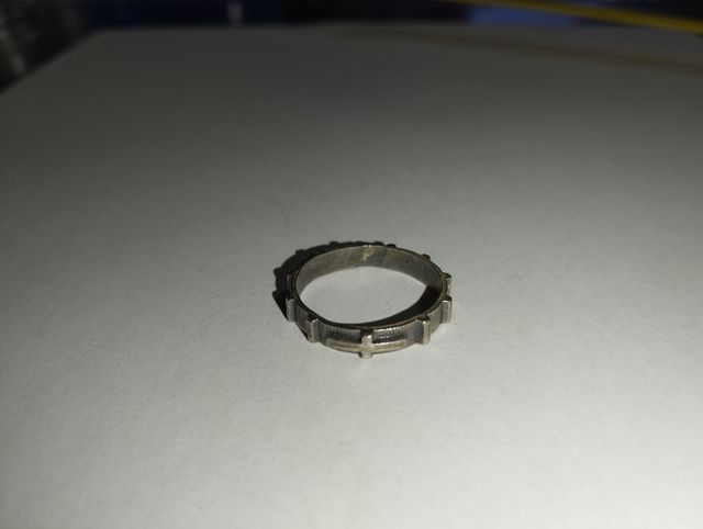 Anello di bigiotteria con croce sdraiata