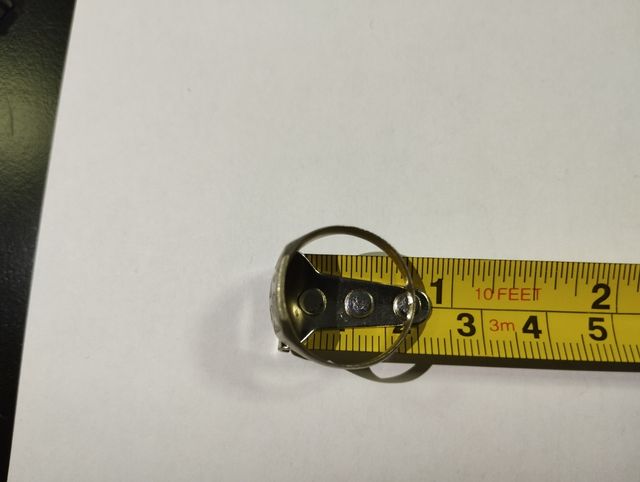 Anello di bigiotteria con croce sdraiata