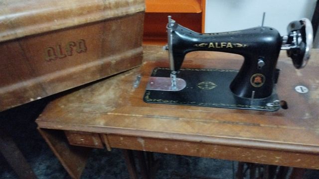 MÁQUINA DE COSER ALFA ANTIGUA