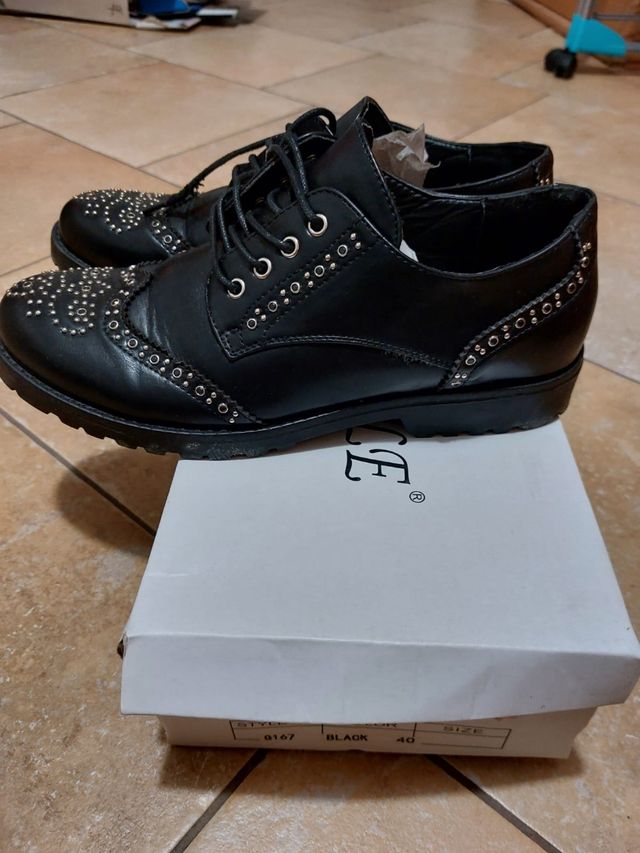 Scarpe nere stringate in pelle