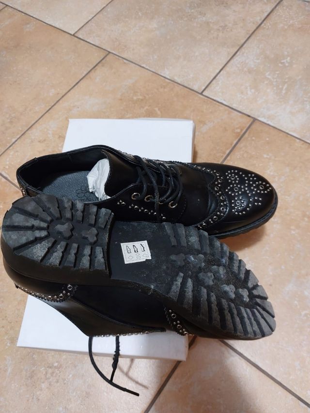 Scarpe nere stringate in pelle