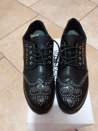 Scarpe nere stringate in pelle