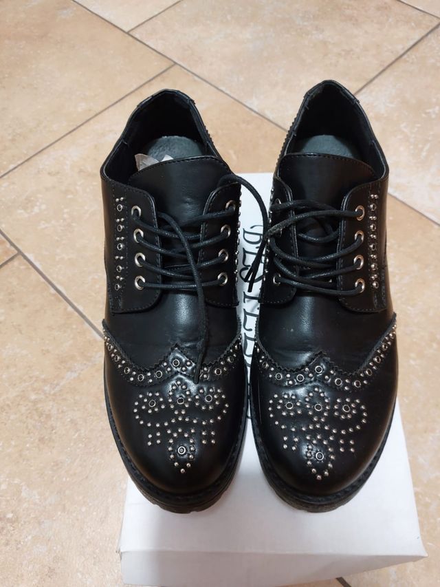 Scarpe nere stringate in pelle