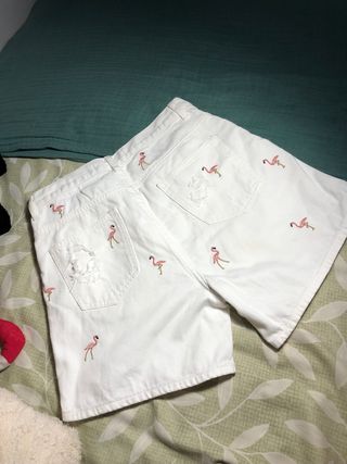 pantalon blanco con flamencos