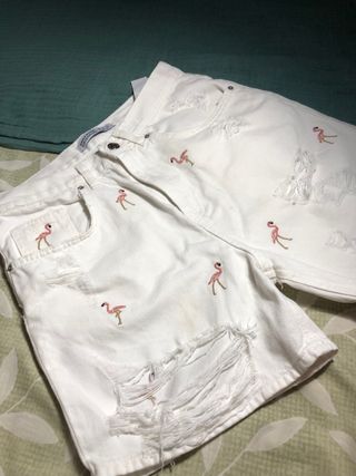 pantalon blanco con flamencos