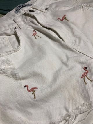pantalon blanco con flamencos