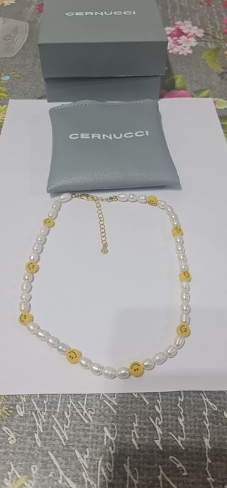 Collar con motive y perlas de agua dulce