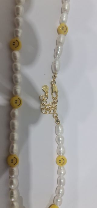 Collar con motive y perlas de agua dulce