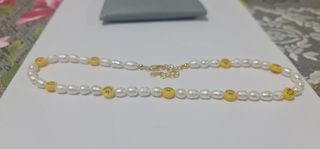 Collar con motive y perlas de agua dulce