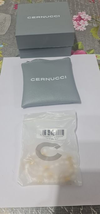 Collar con motive y perlas de agua dulce