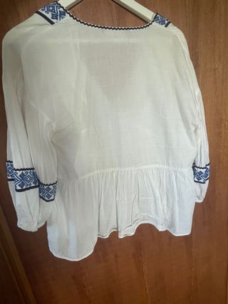Blusa blanca con bordado  azul
