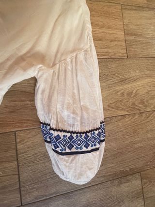 Blusa blanca con bordado  azul