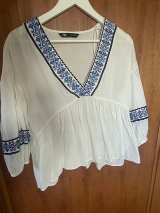 Blusa blanca con bordado  azul