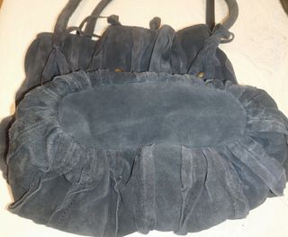 Bolso de piel azul.