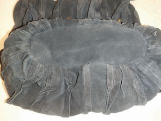 Bolso de piel azul.