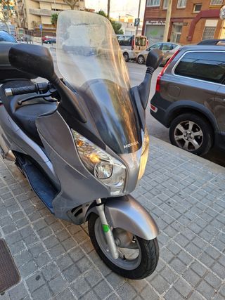 La moto honda  swing 125