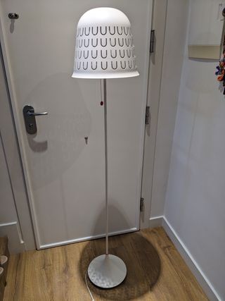 Lampara blanca de pie elegante