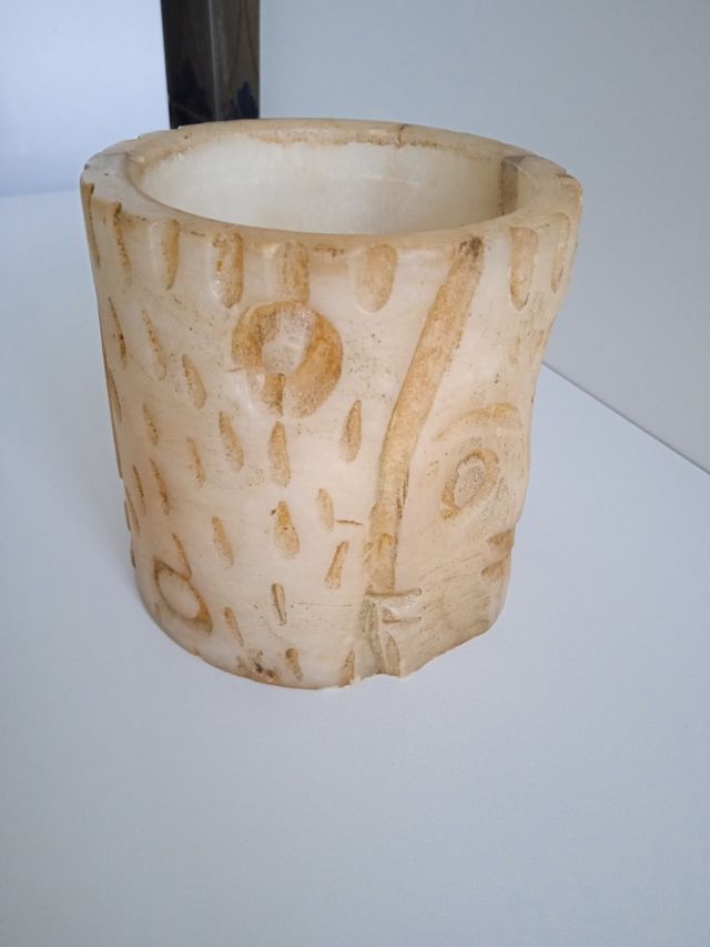 Jarrón o cuenco de piedra tallada